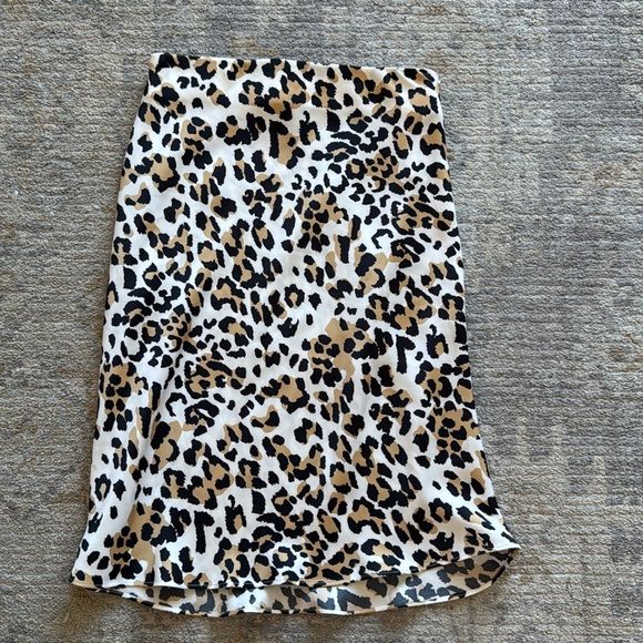 Aritzia Babaton satin leopard mini skirt - Picture 3 of 6